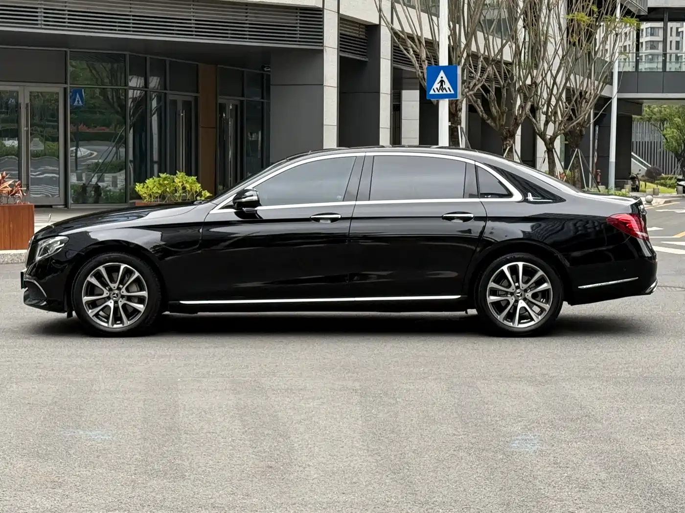 Mercedes-Benz E-Class 2018 E 300 L Luxury фото 8
