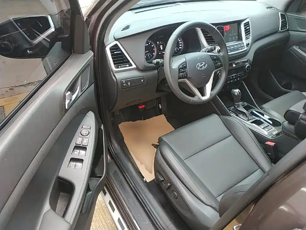 Hyundai Tucson 2018 1.6T DCT 2WD 15th Anniversary Special Edition фото 16