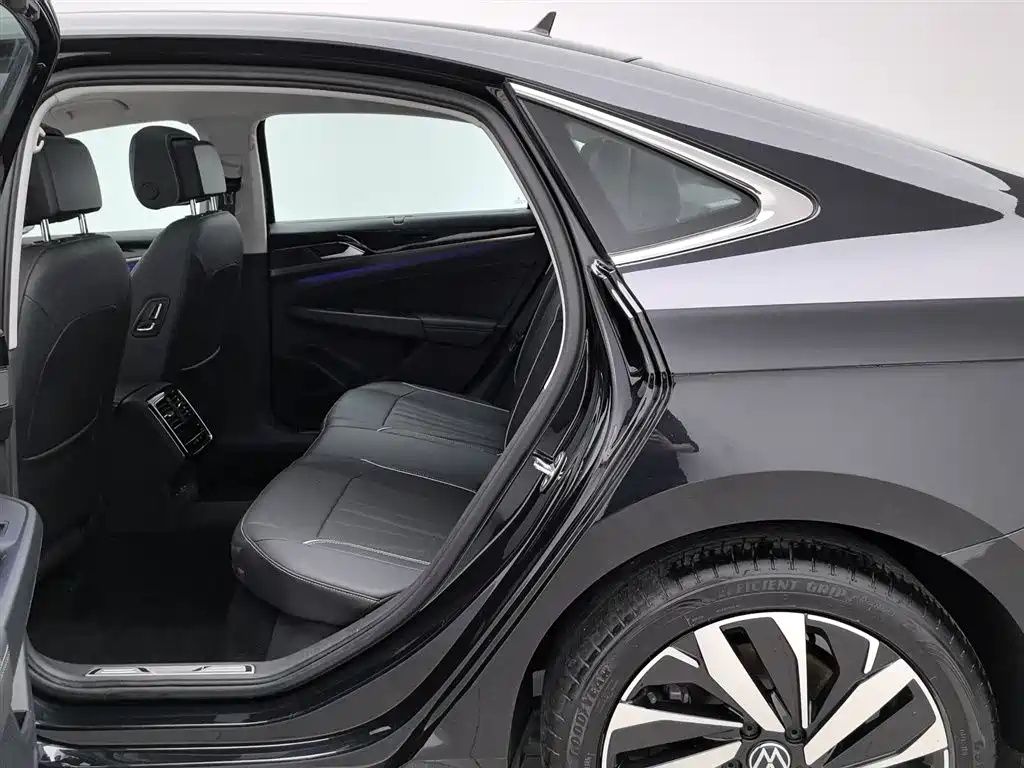 Volkswagen Passat 2024 380TSI Luxury фото 15