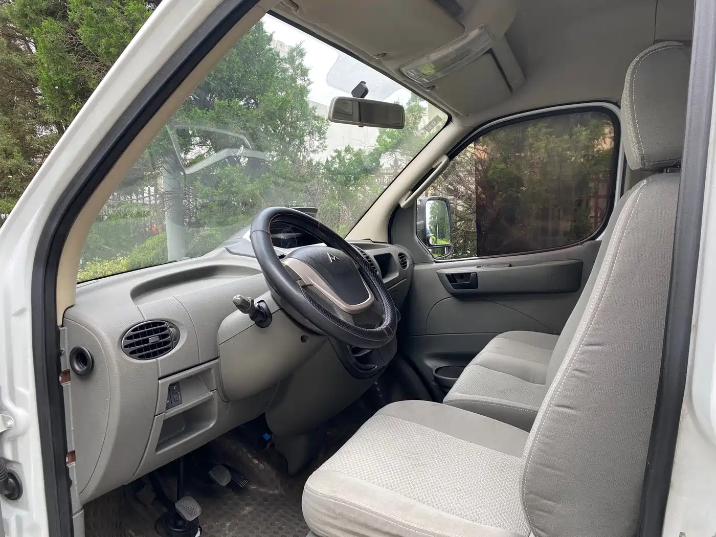 SAIC Maxus Xintu V80 2011 Model 2.5T Short Wheelbase Medium Roof Transport Elite Edition фото 7