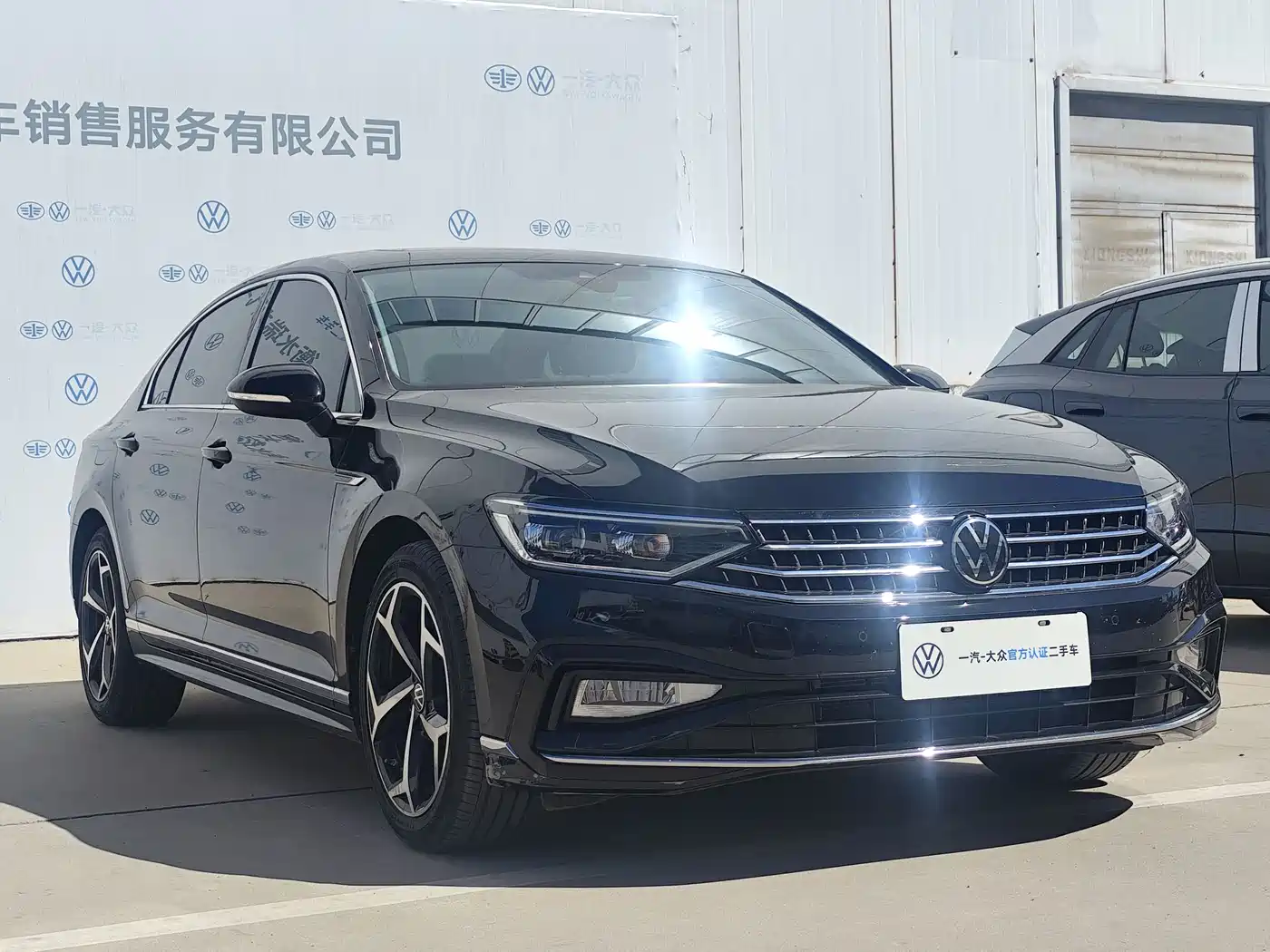 Volkswagen Magotan 2023 Model 2 Million Commemorative Edition 330TSI DSG Luxury фото 2
