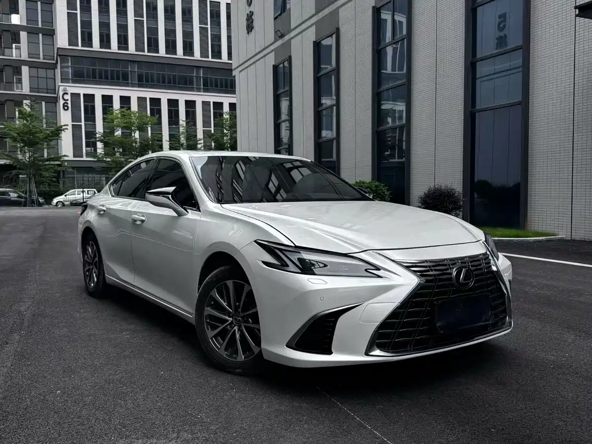Lexus ES 2025 300h Ultimate Edition фото 3