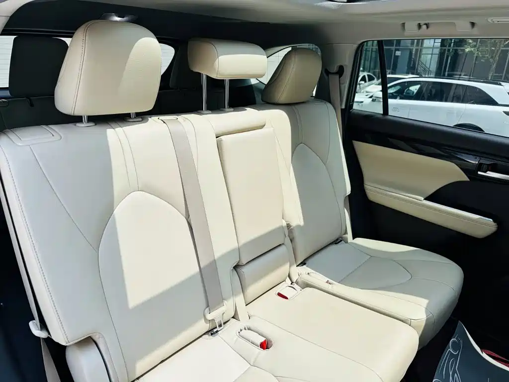 Фото 8 - Toyota Highlander