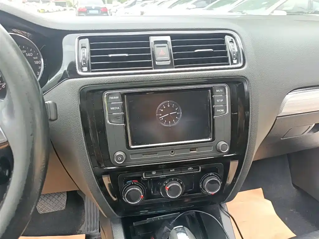 Volkswagen Sagitar 2017 1.6L Automatic Comfort фото 13