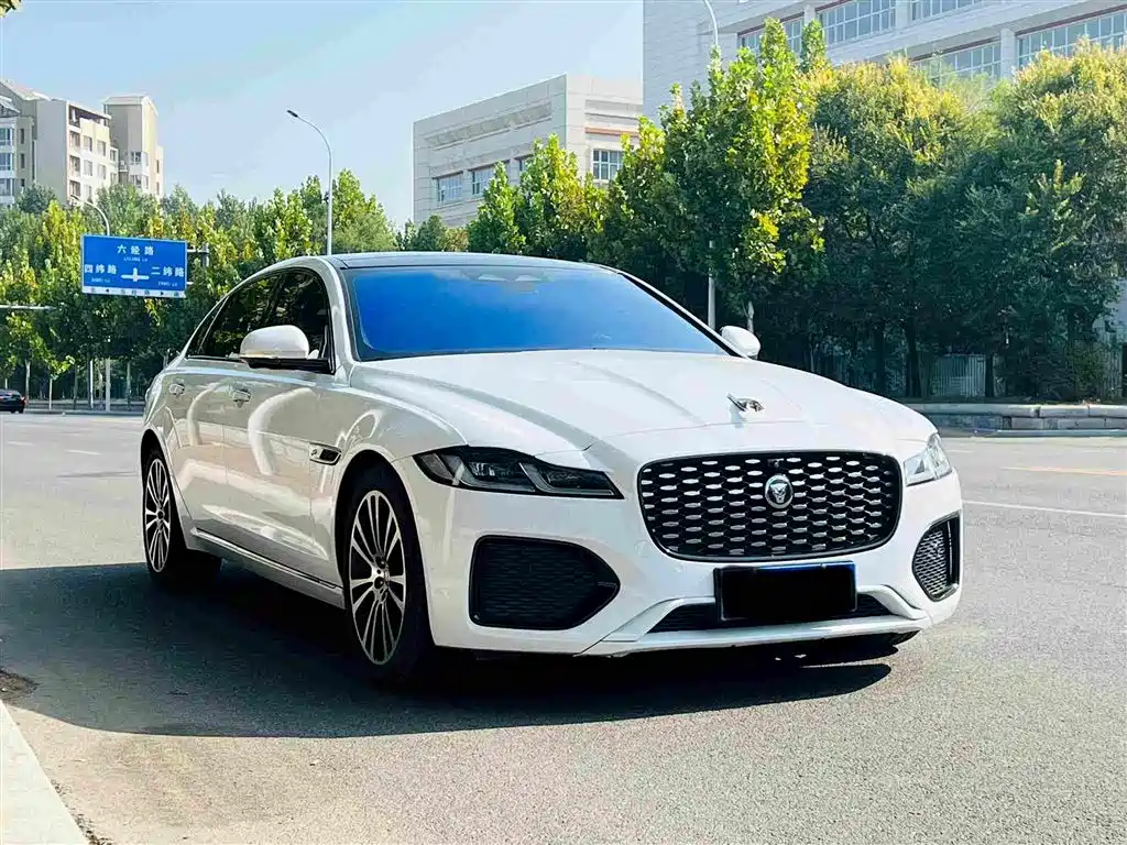 Фото 2 - Jaguar XFL