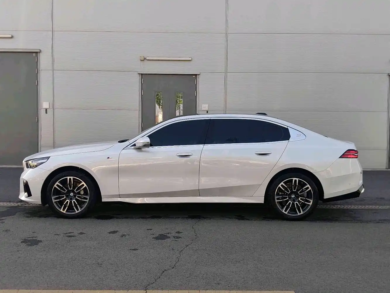 BMW 5 Series 2024 530Li Leading M Sport Package фото 4