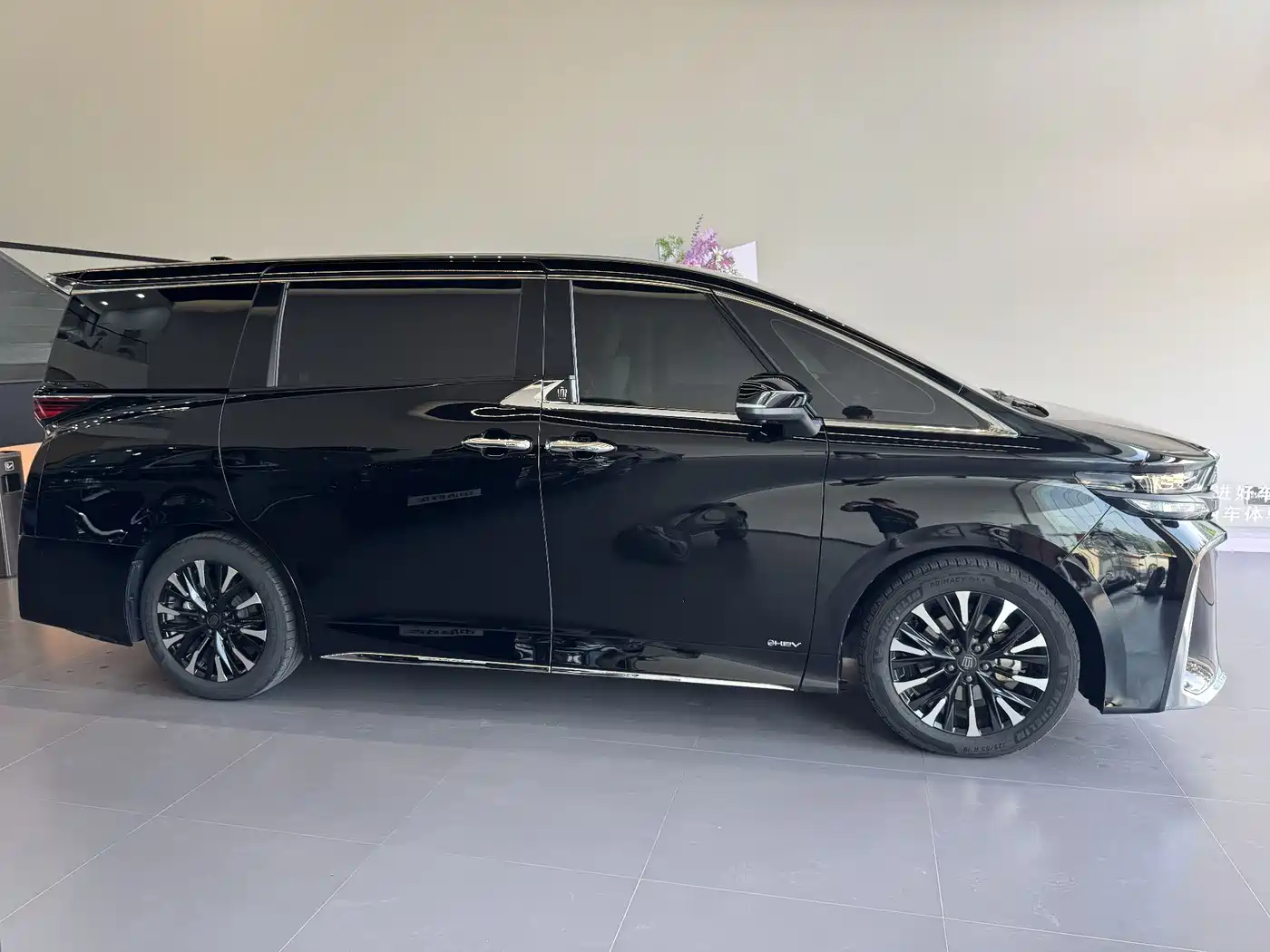 Toyota Vellfire 2024 Crown Hybrid 2.5L Premium Edition фото 4