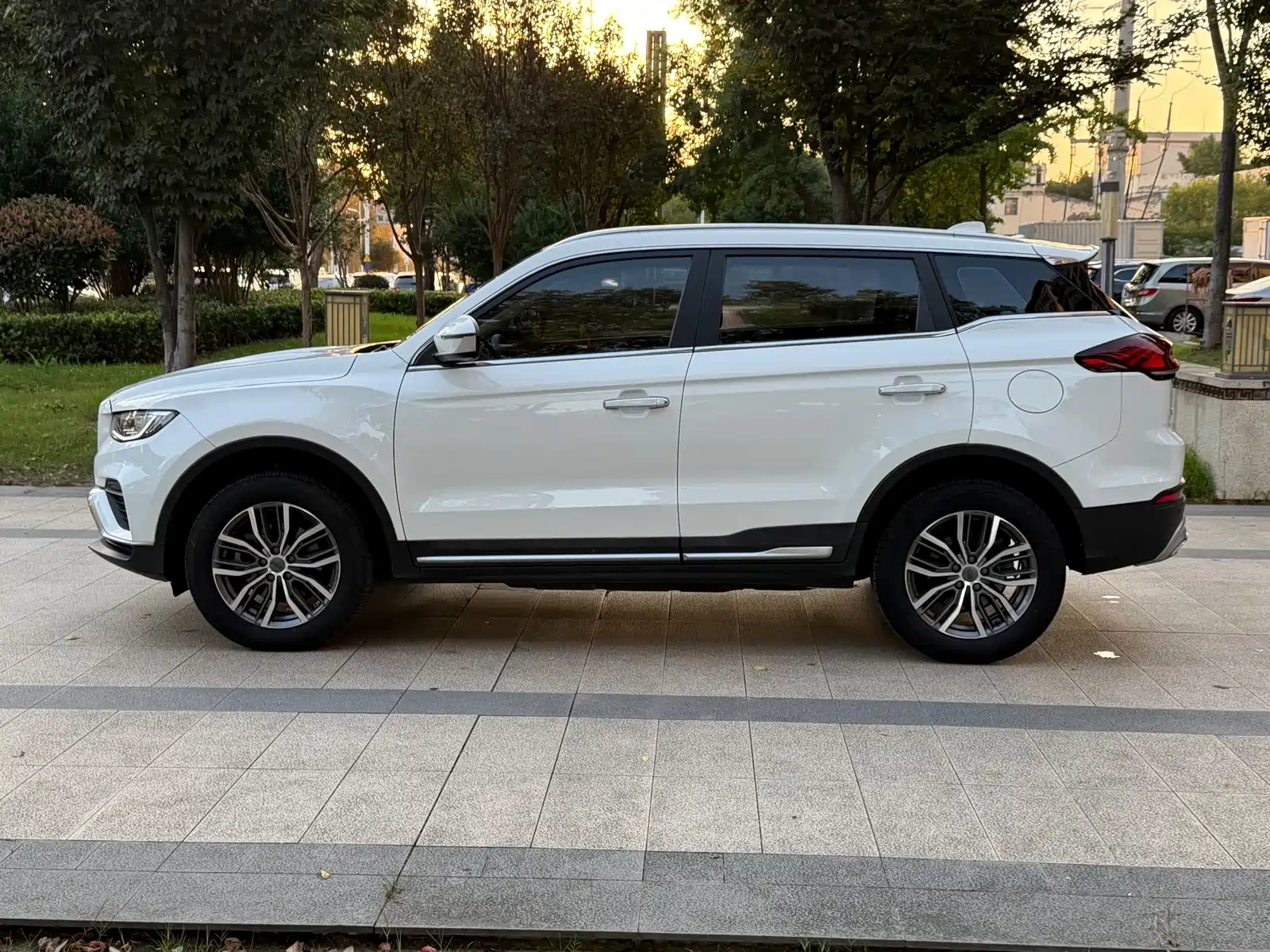 Photo 7 - Geely Atlas