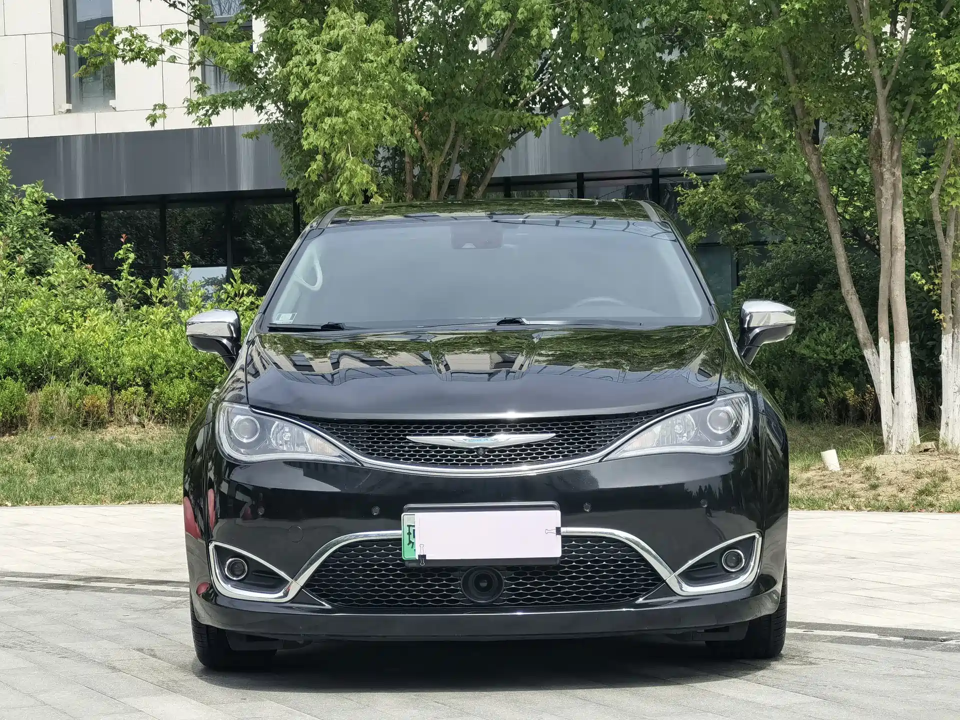 Фото 2 - Chrysler Pacifica PHEV