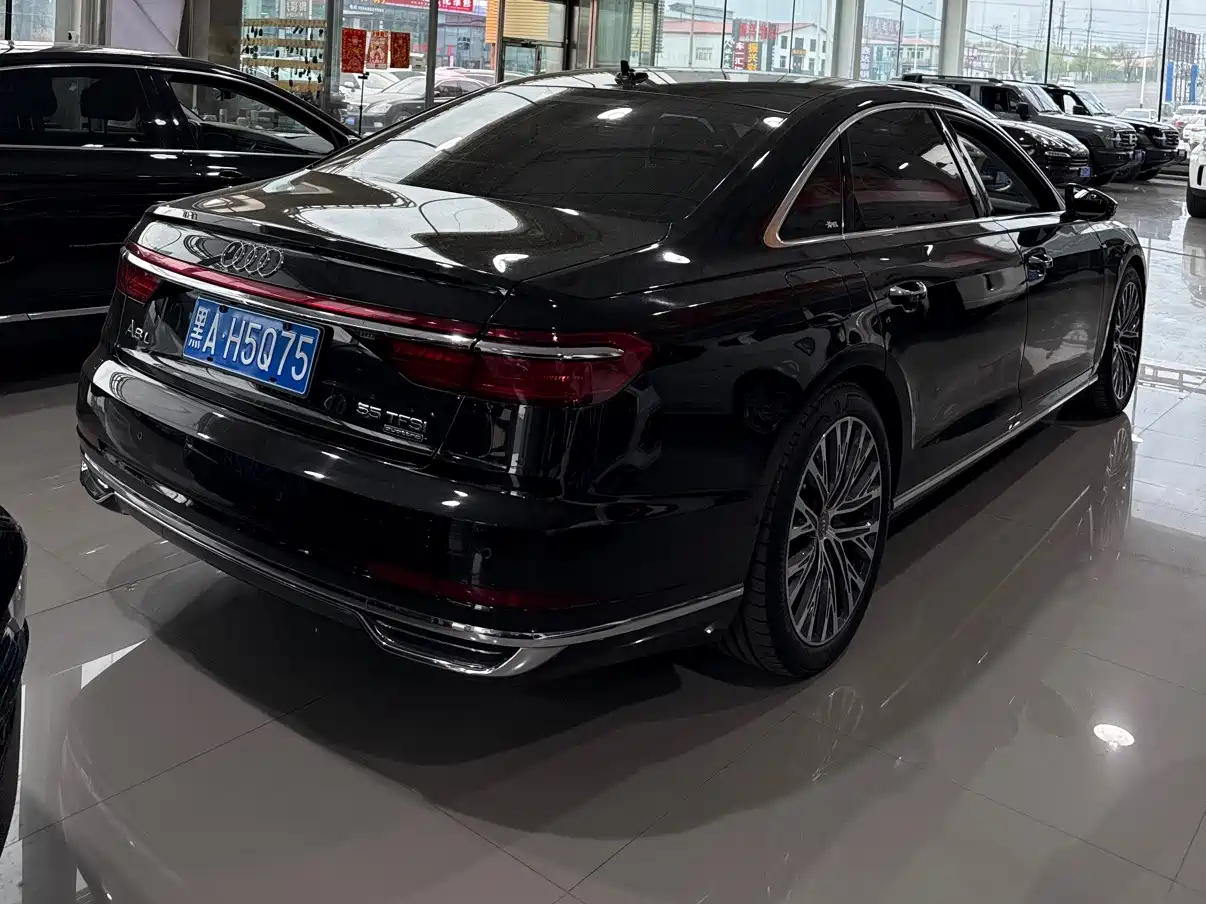 AUDI A8