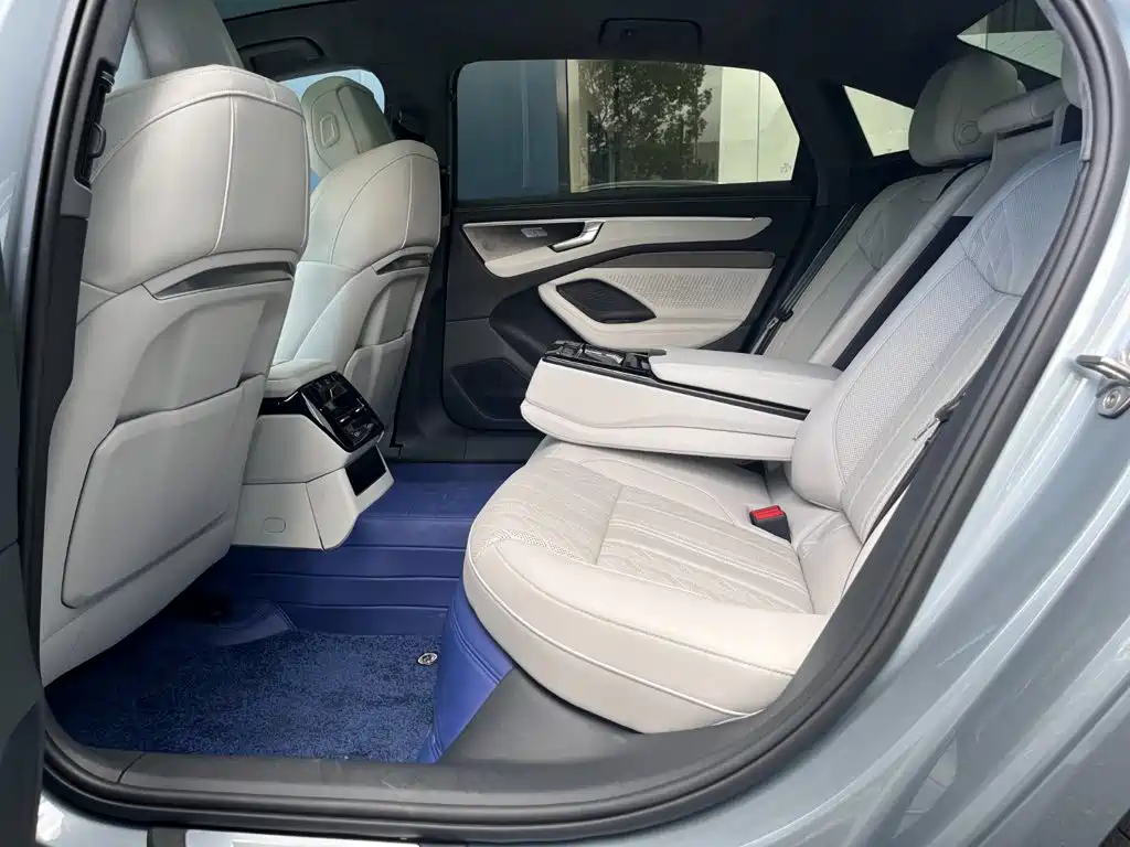 Фото 7 - Audi A6L
