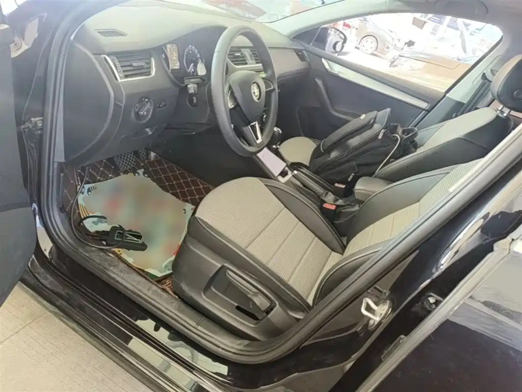 Škoda Octavia 2017 1.6L Automatic Pioneer Edition фото 15