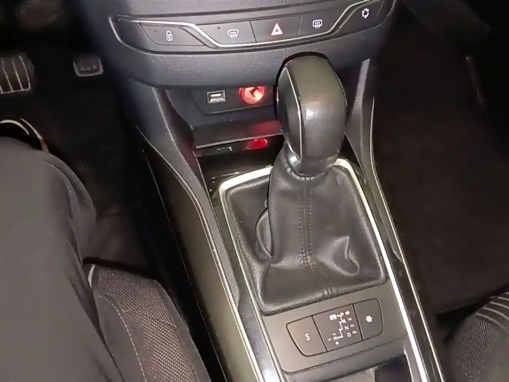 Peugeot 408 2016 1.6T Automatic Luxury Edition фото 14
