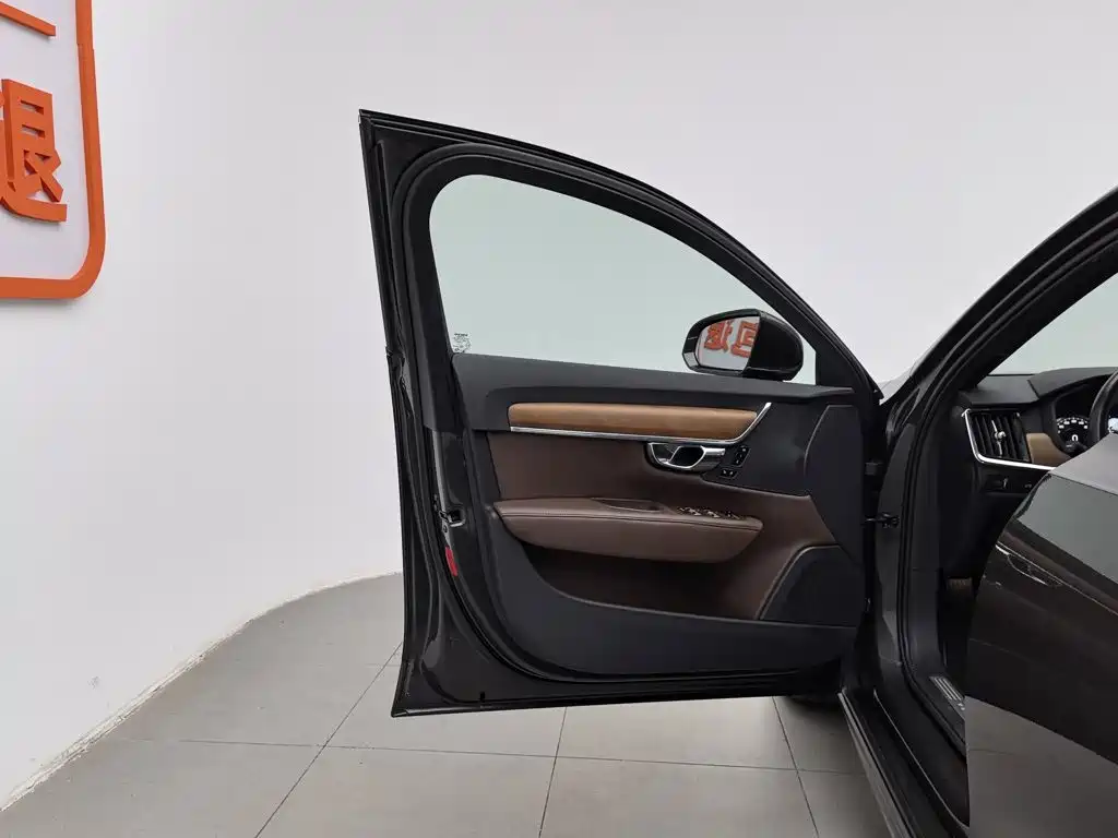 Photo 8 - Volvo S90
