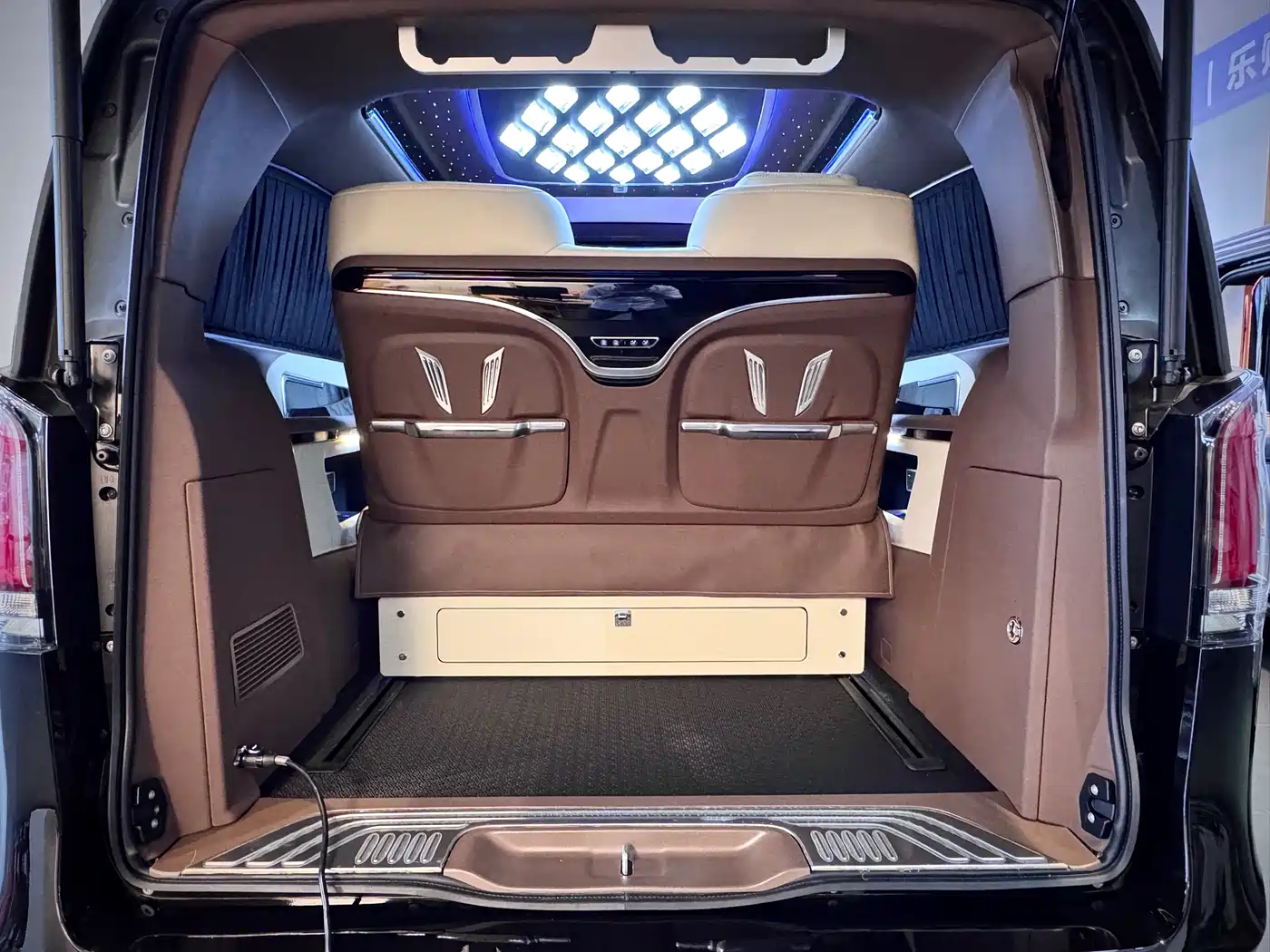 Mercedes-Benz V-Class 2024 V 300 L Long Wheelbase Luxury Edition фото 16