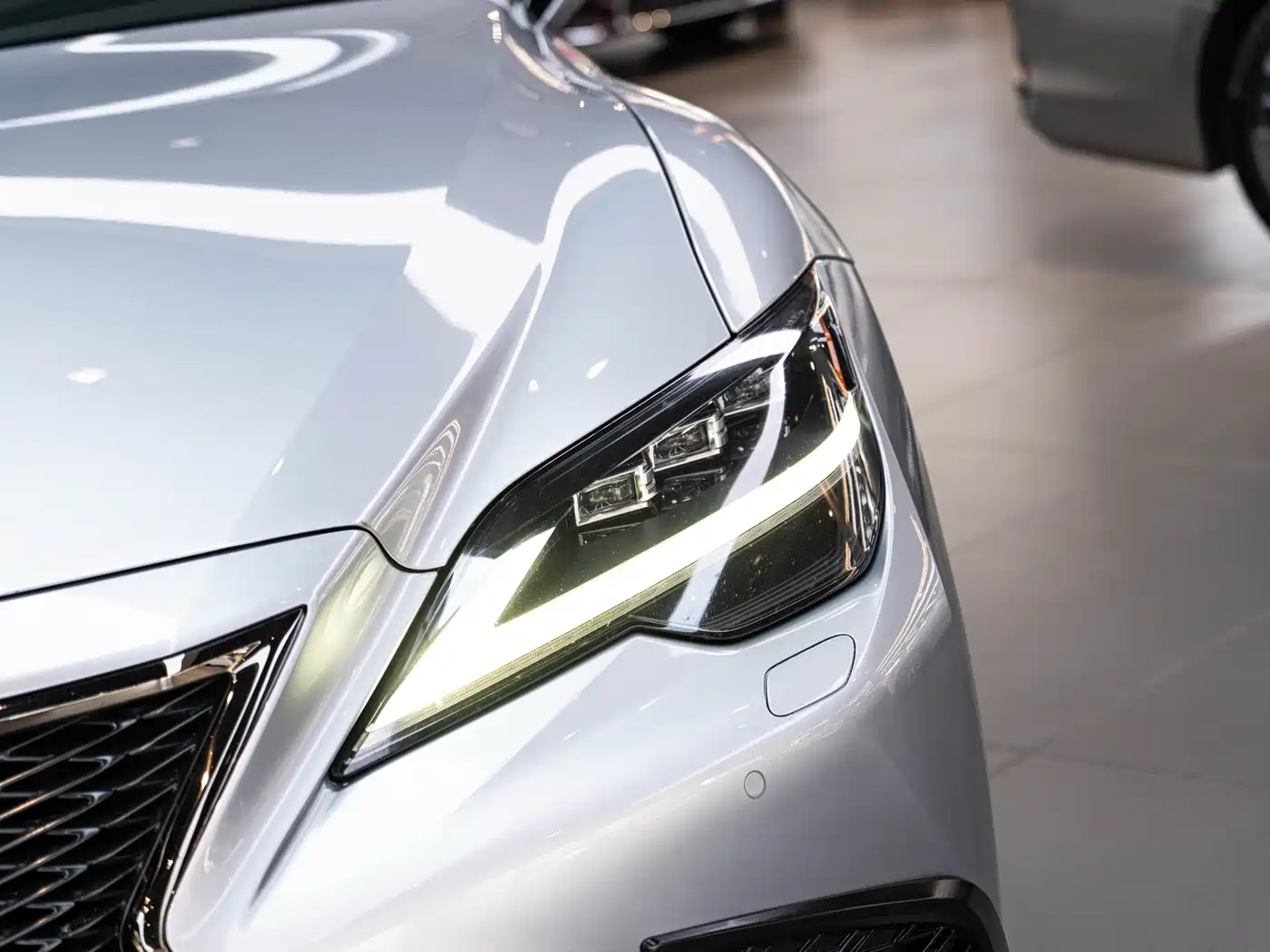 Lexus LS 2021 500h Premium Edition фото 6