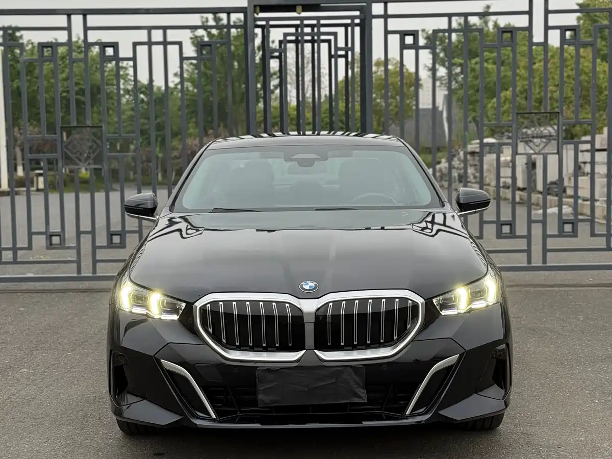 BMW 5 Series 2024 530Li Premium Luxury Package фото 2