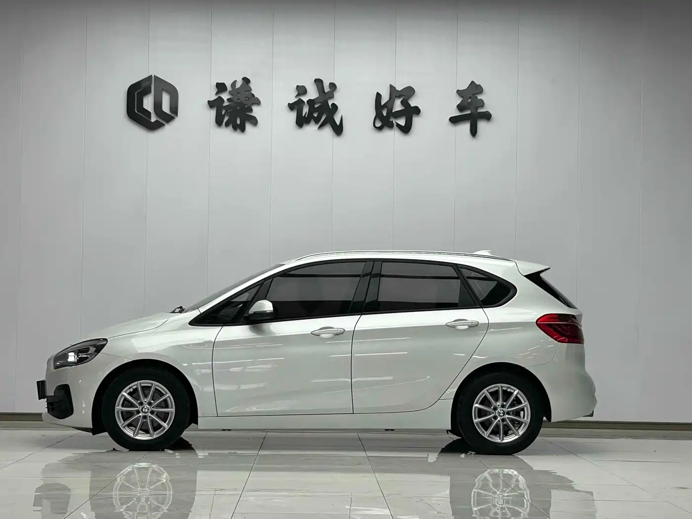 BMW 2 Series Touring 2016 218i Leading фото 6