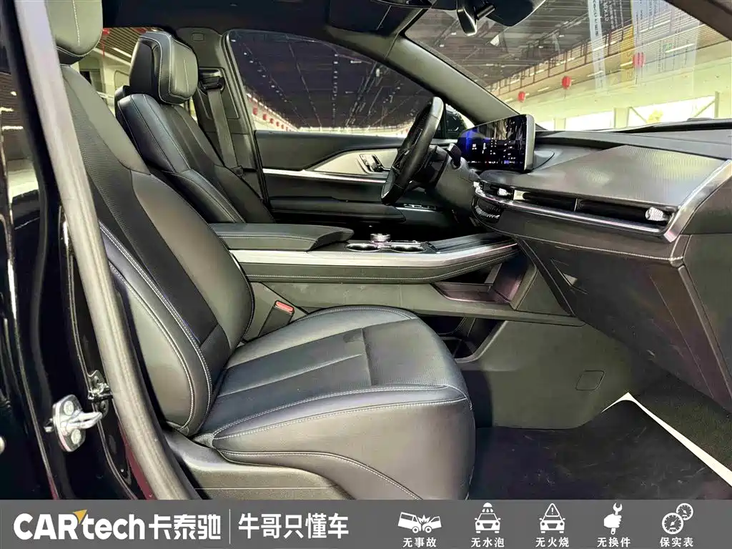 Cadillac XT5 2025 2.0T Luxury фото 28