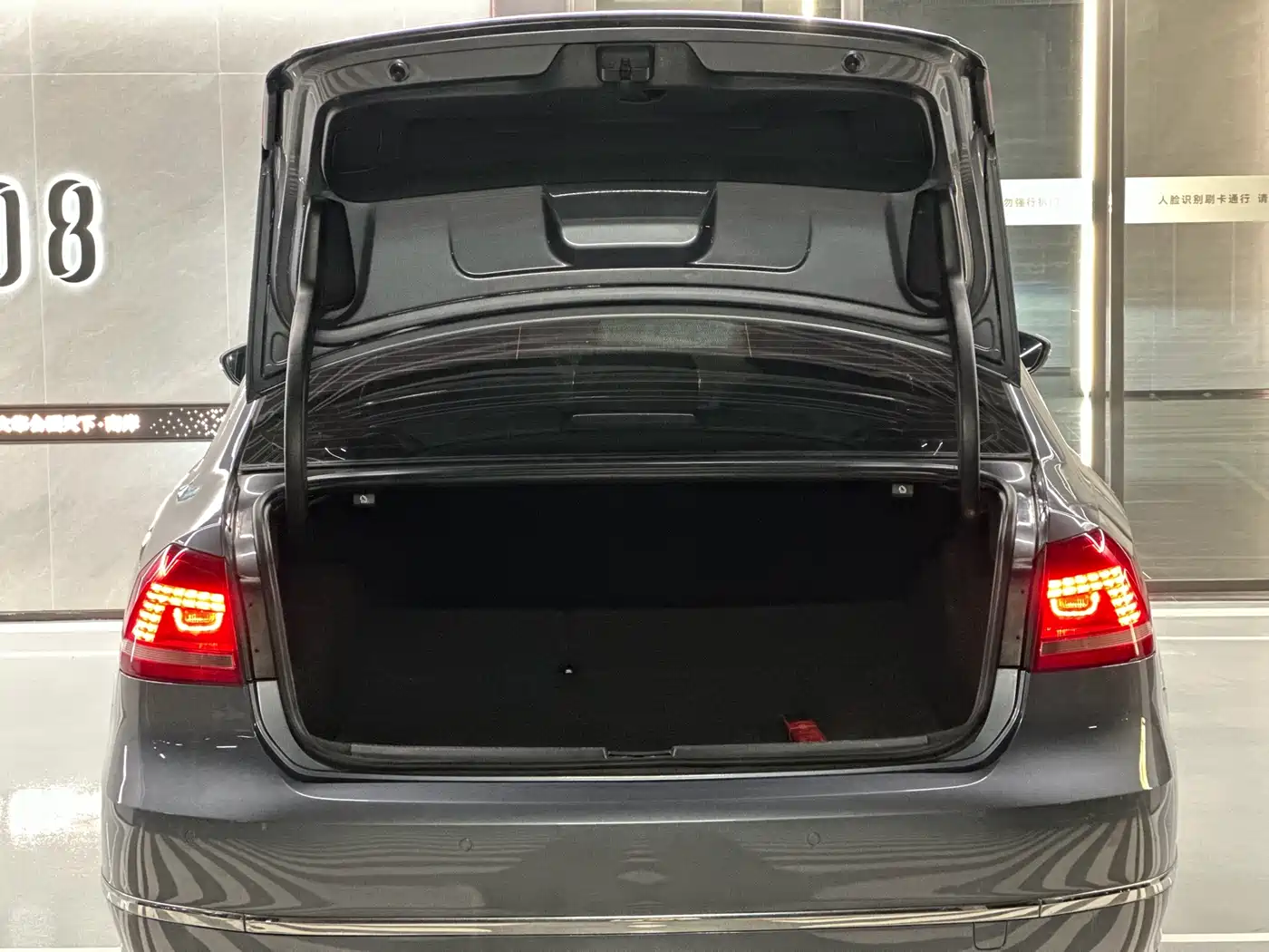 Volkswagen Passat 2014 1.8TSI DSG Executive Edition фото 32