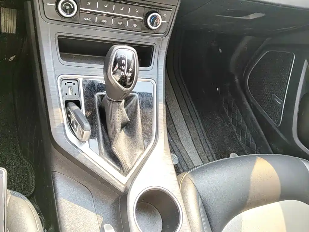 Фото 14 - Geely Vision