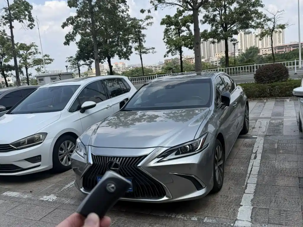 Фото 11 - Lexus ES