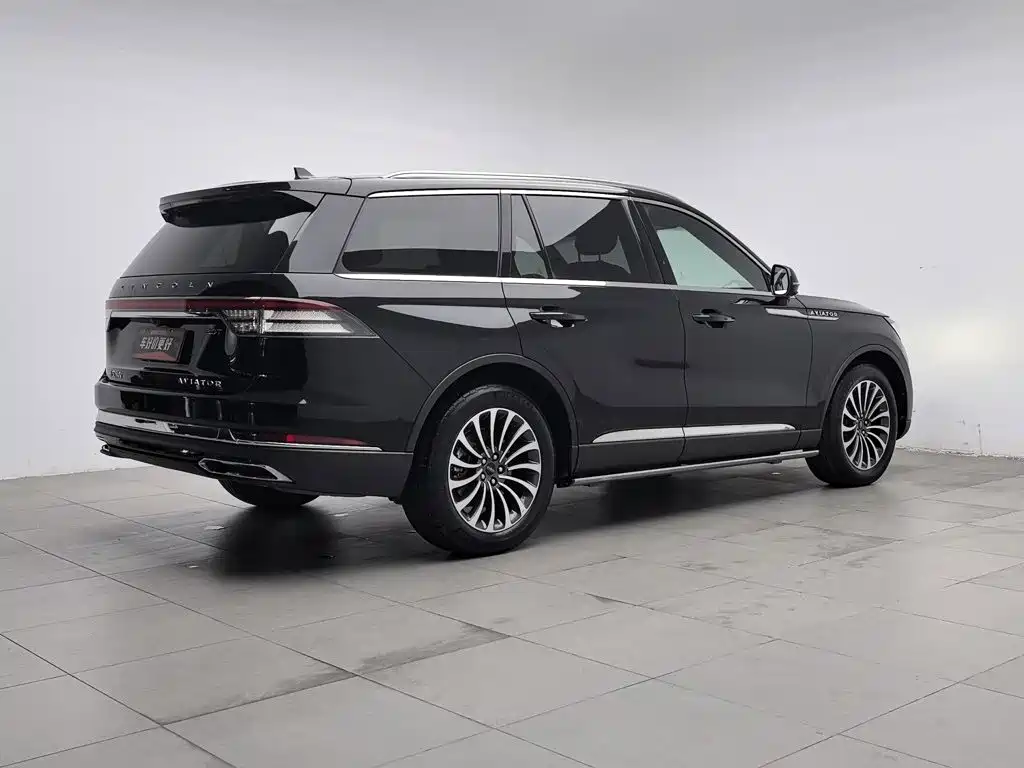 Photo 2 - Lincoln Aviator