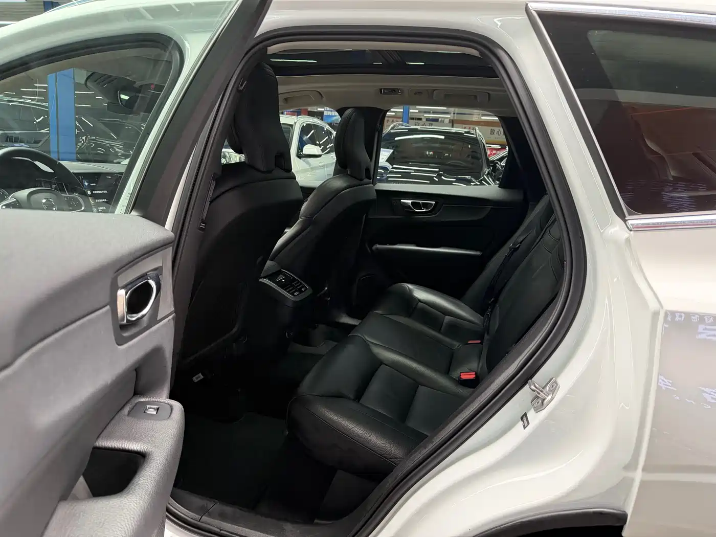 Фото 8 - Volvo XC60