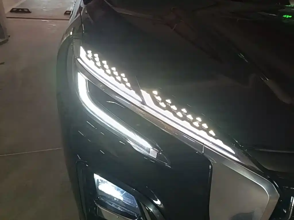 Фото 11 - Hongqi HS3 PHEV