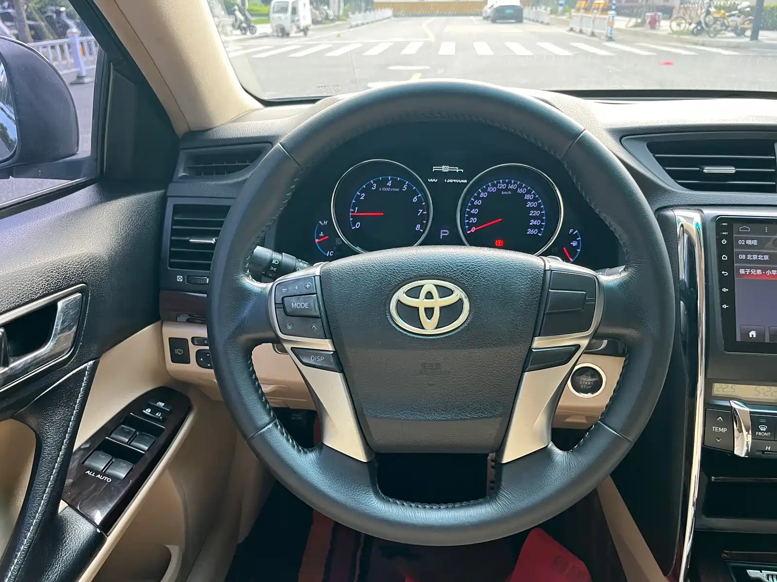 Фото 11 - Toyota Reiz