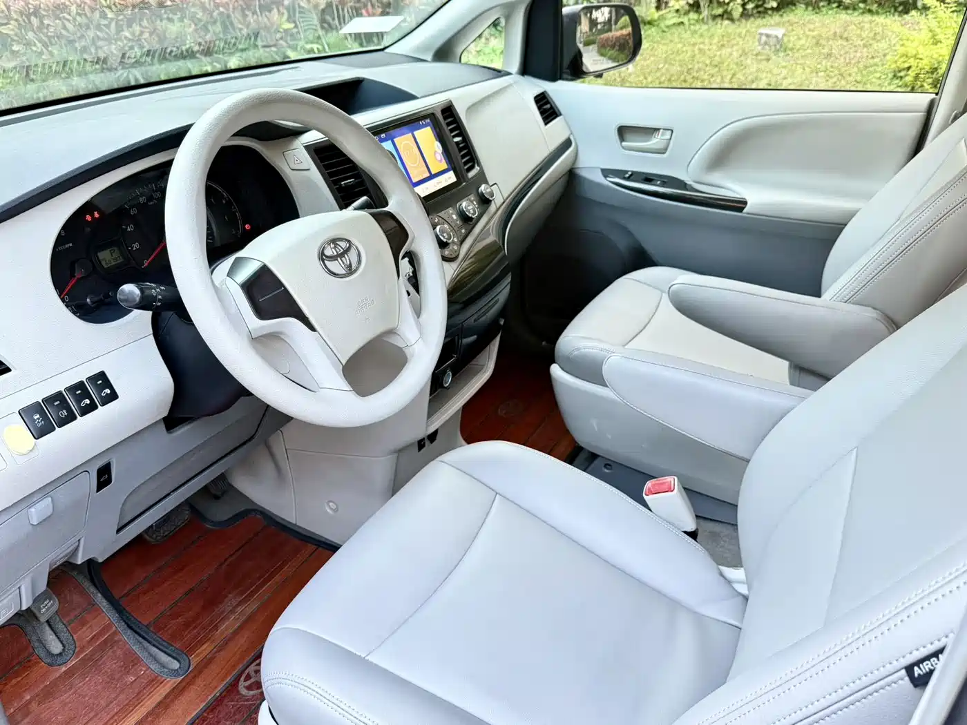 Toyota Sienna 2015 3.5L 2WD LE фото 5