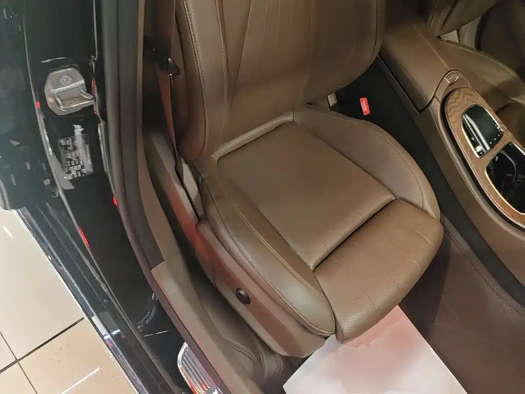 Фото 25 - Mercedes-Benz E-Class