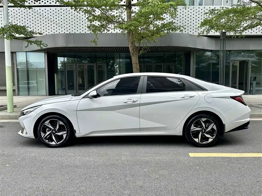 Hyundai Elantra 2021 1.5L CVT LUX Premium Edition фото 19