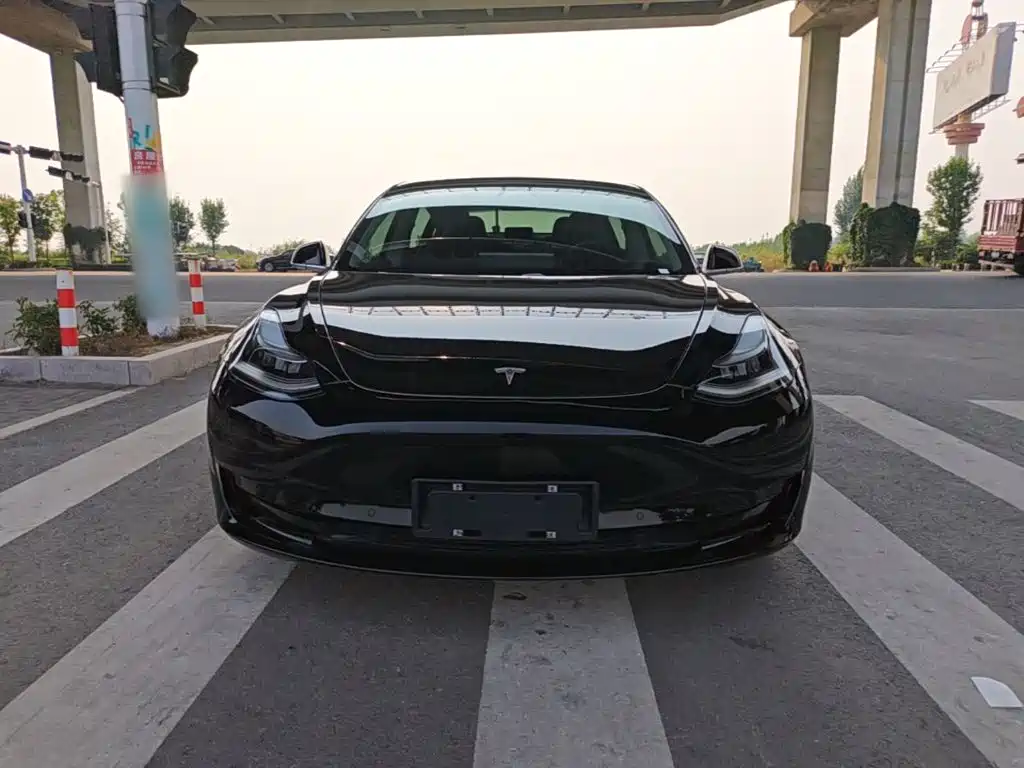Фото 3 - Tesla Model 3
