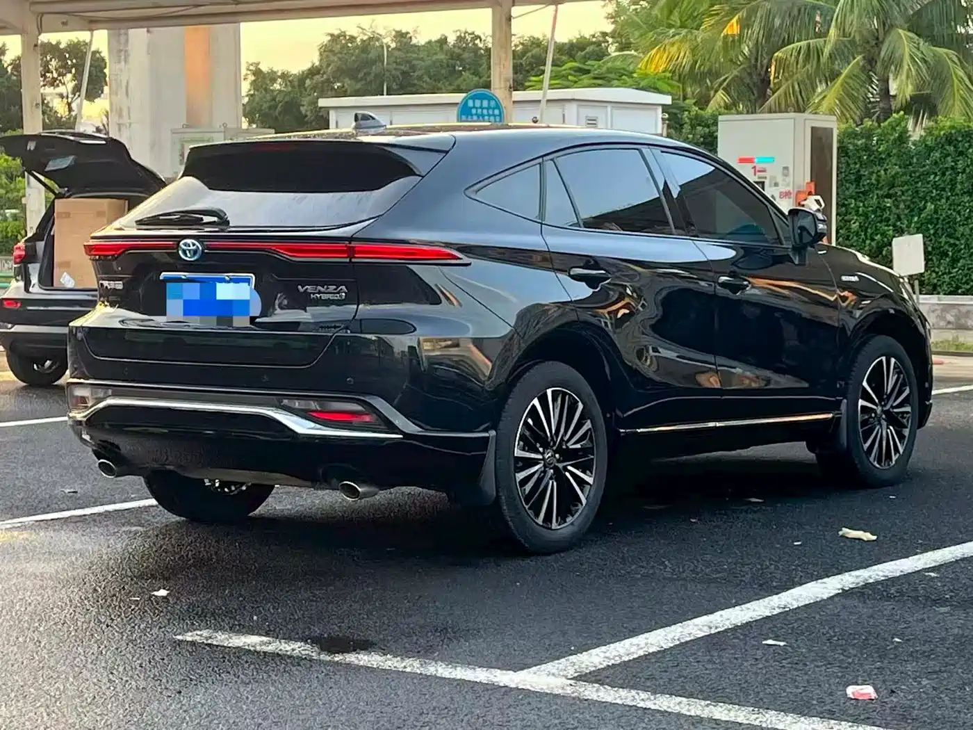 Toyota Venza 2023 2.5L Smart Hybrid FWD Premium фото 9