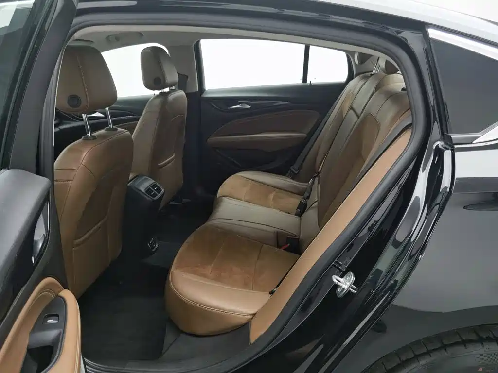 Photo 15 - Buick Regal