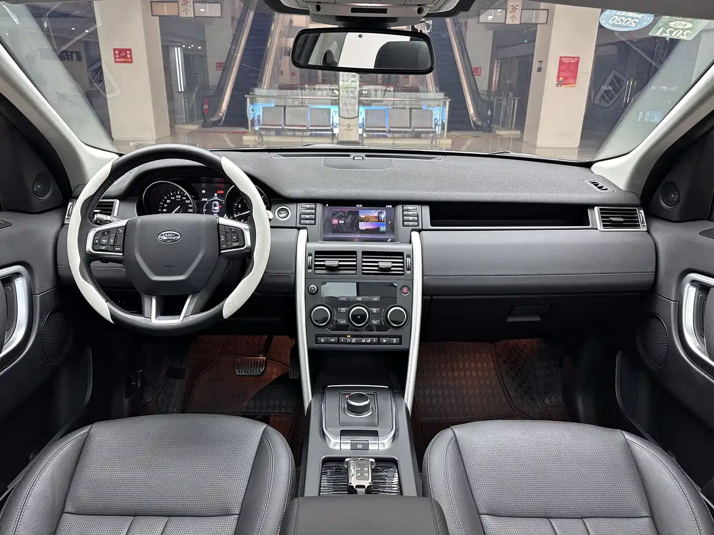 Land Rover Discovery Sport 2018 240PS SE Edition фото 9