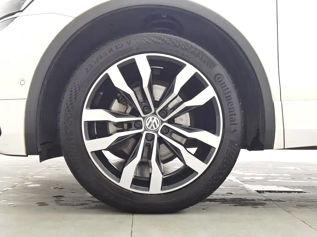 Фото 17 - Volkswagen Tiguan L