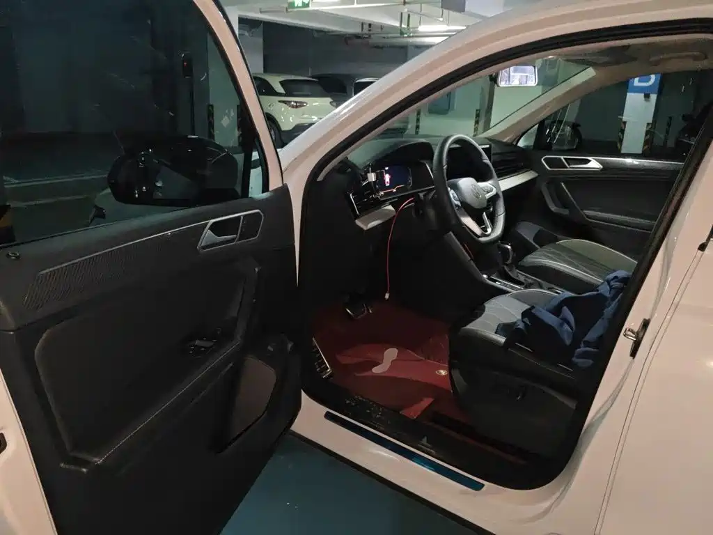 Фото 14 - Volkswagen Tiguan L