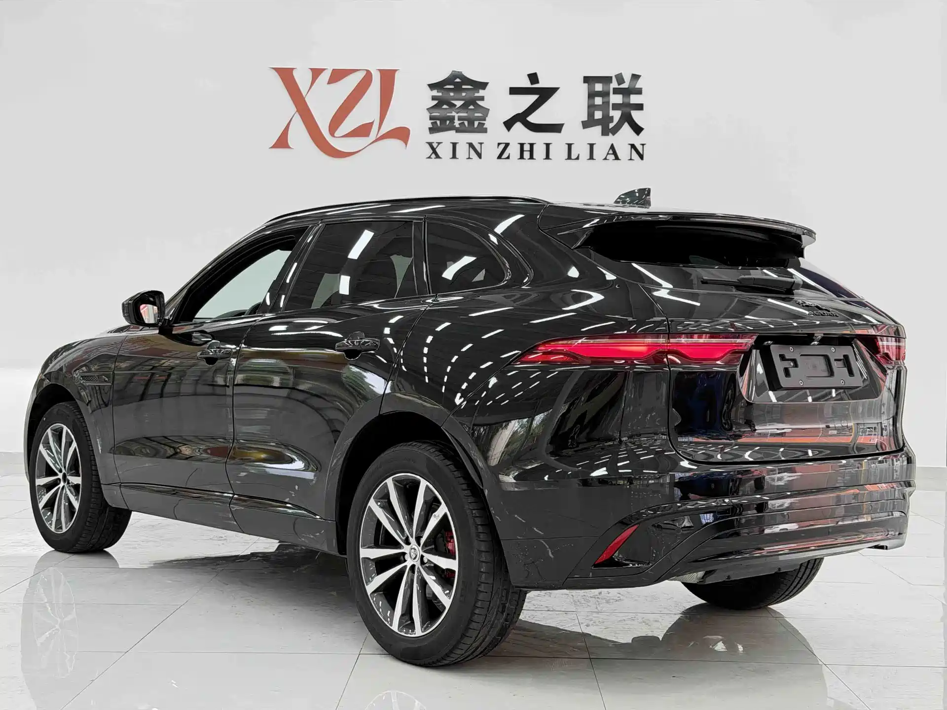 Фото 4 - Jaguar F-PACE