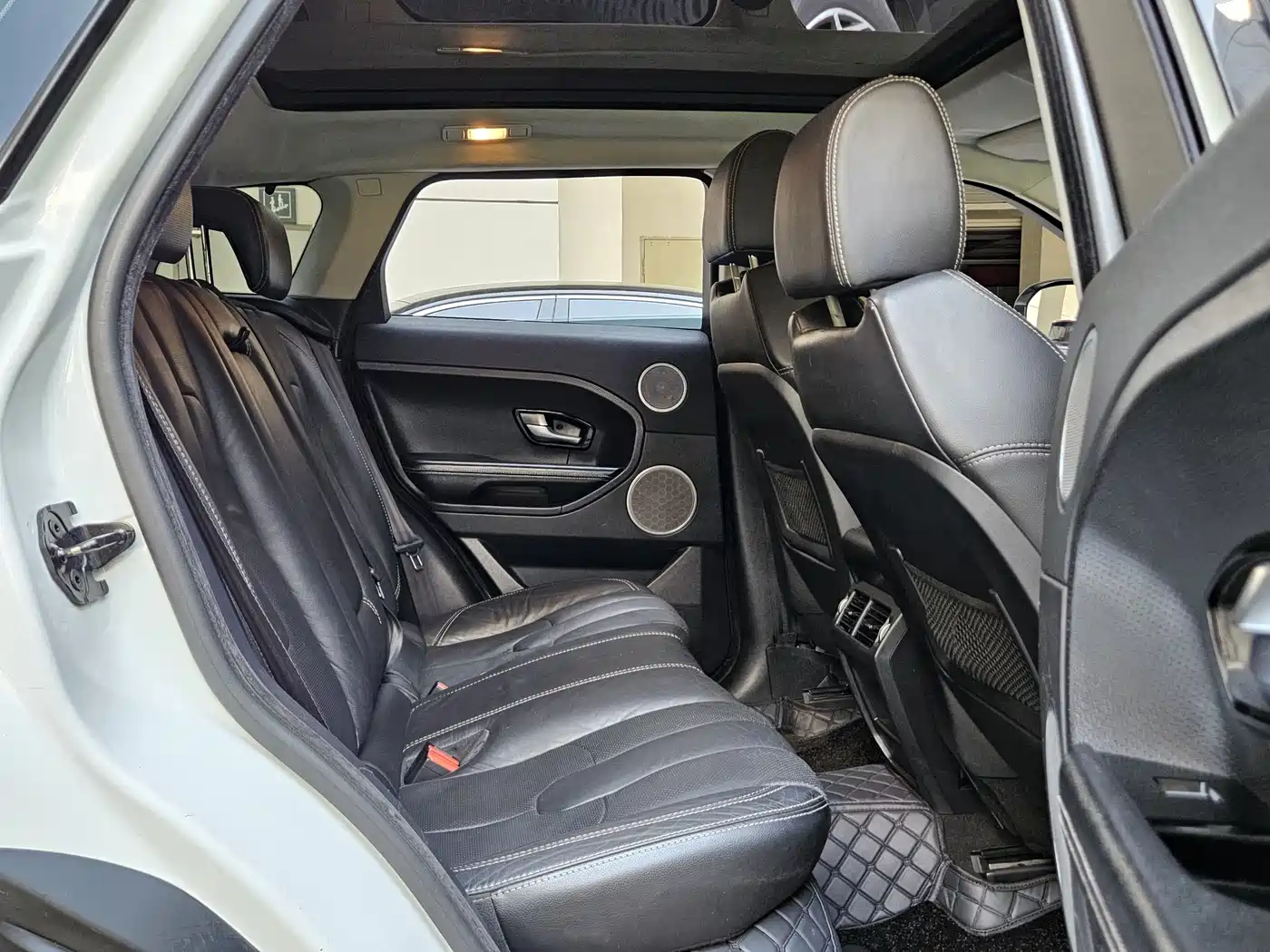 Land Rover Range Rover Evoque (Import) 2014 2.0T 5-door Christmas Limited Edition фото 9