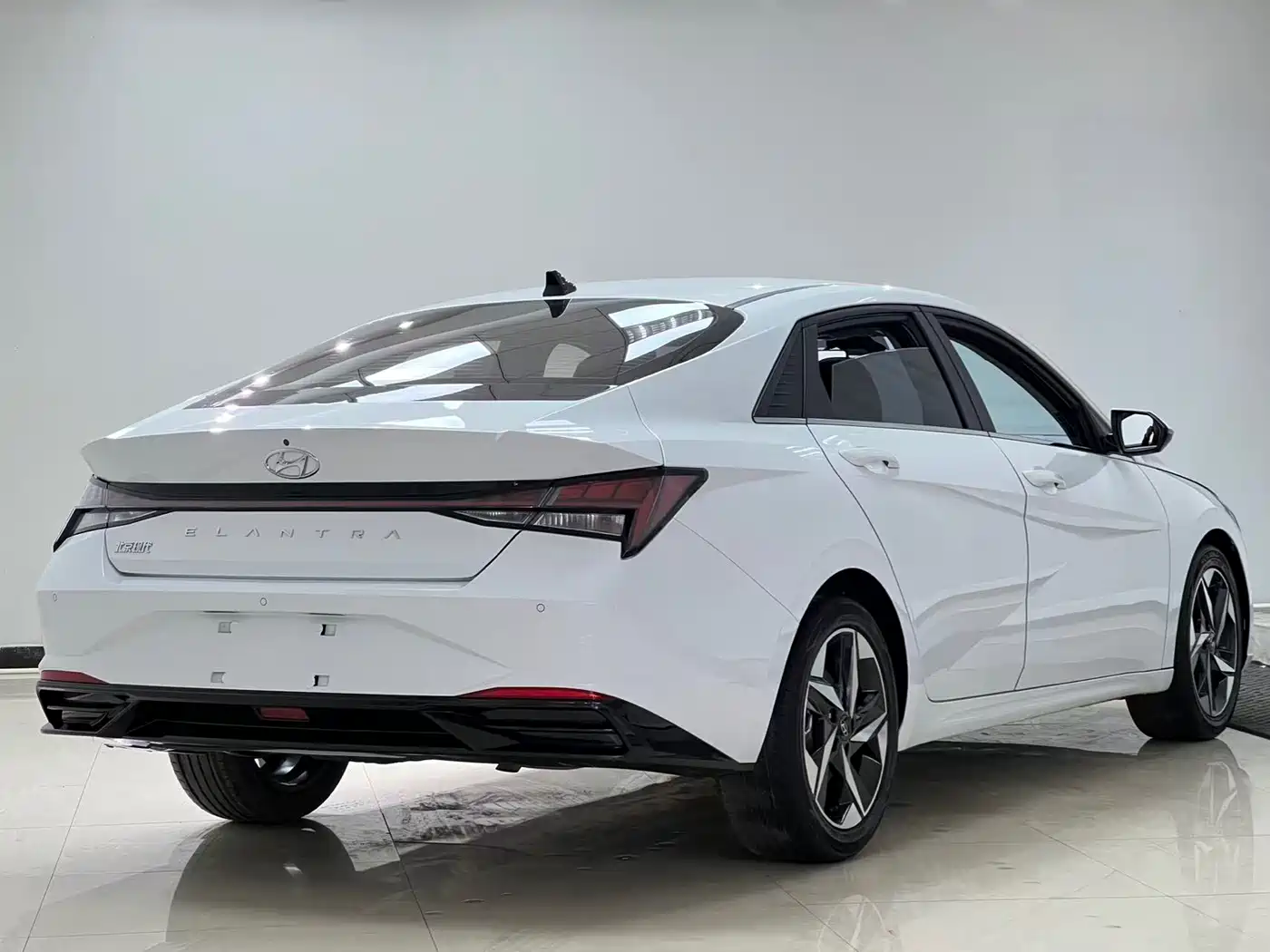 Hyundai Elantra 2022 1.5L CVT LUX Premium Edition фото 4