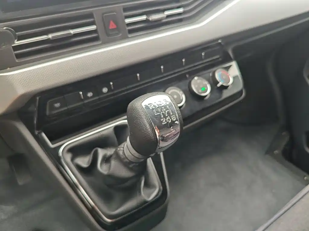 Dongfeng Yufeng Yufeng 2026 2023 V9+ 2.0T Manual FWD Multi-purpose Medium Wheelbase Medium Roof 7/8/9 Seater