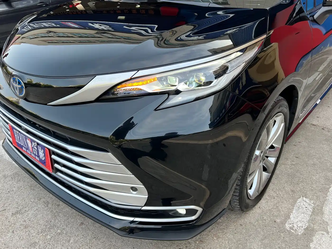 Toyota Sienna 2023 2.5L Hybrid Platinum Edition фото 28