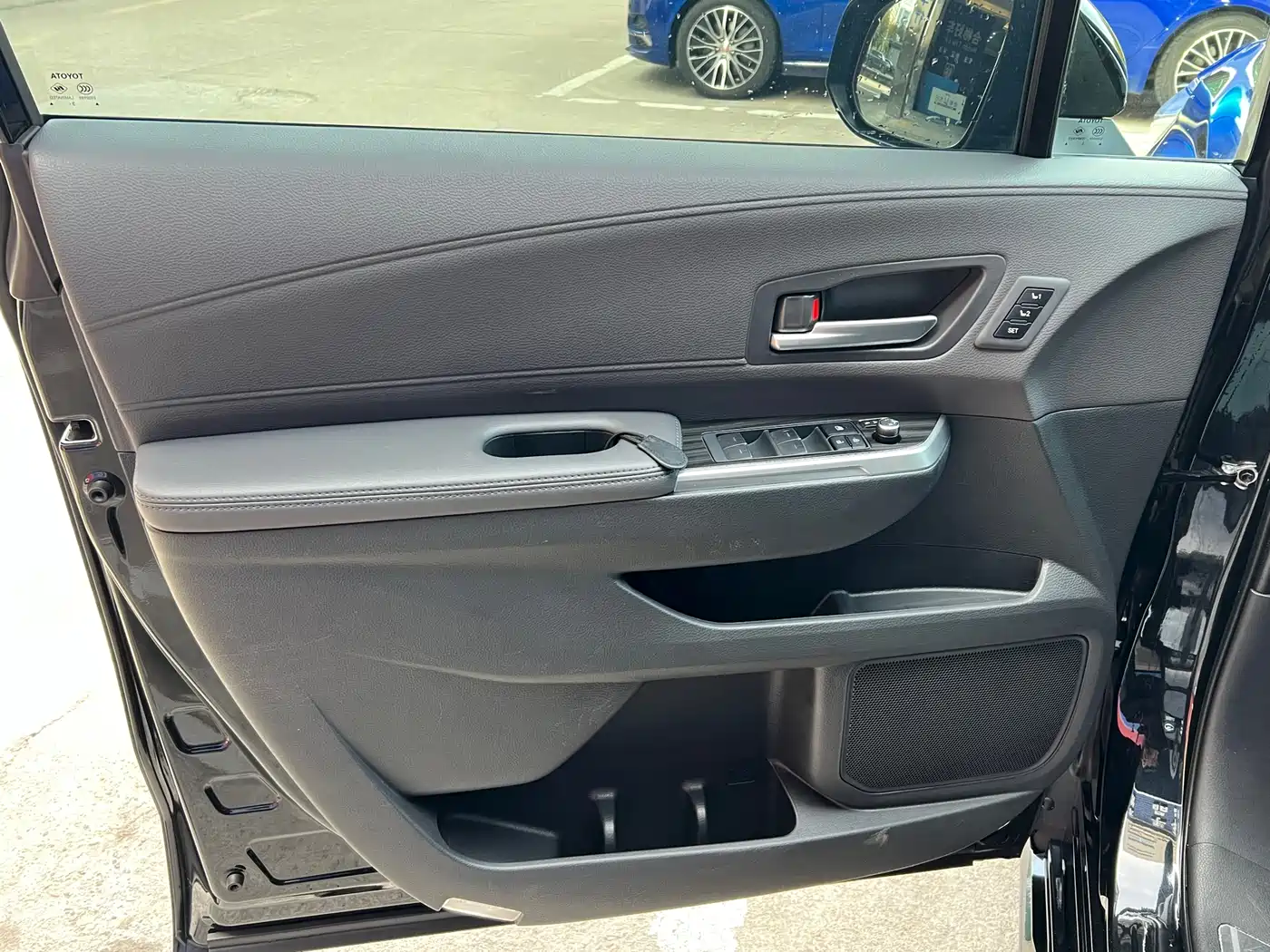 Toyota Sienna 2023 2.5L Hybrid Platinum Edition фото 27