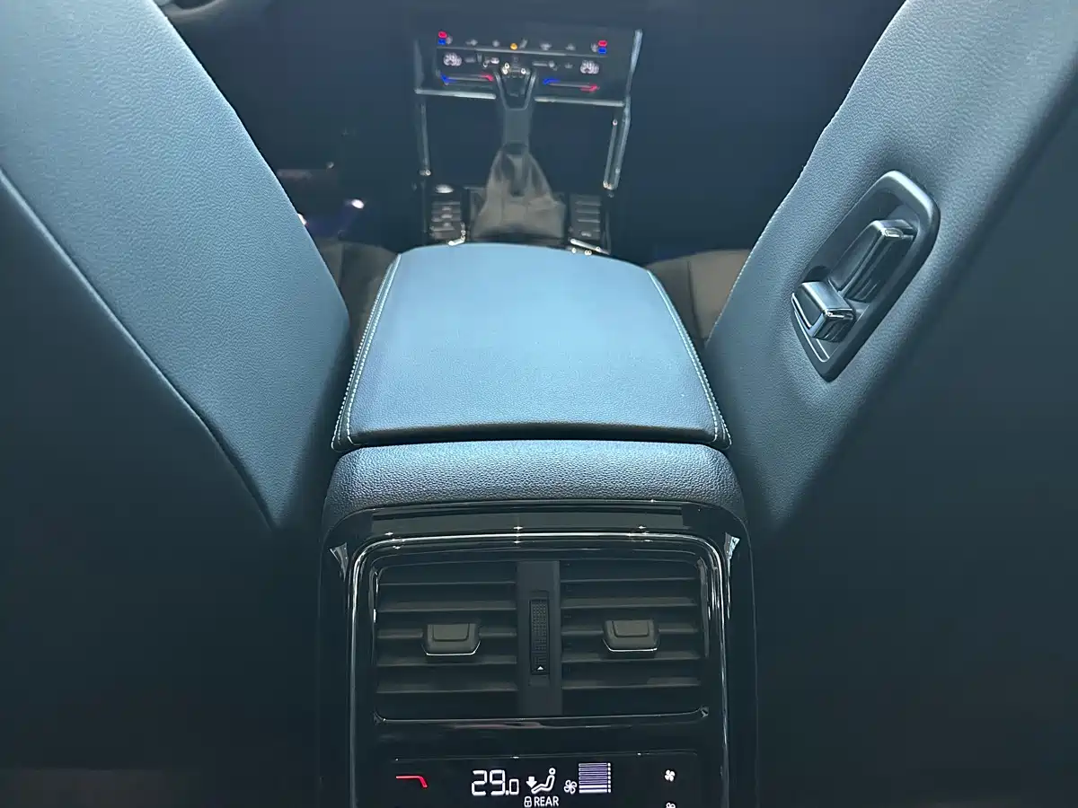 Volkswagen Passat 2025 Outstanding 380TSI Starlight Dragon Soaring Edition фото 12