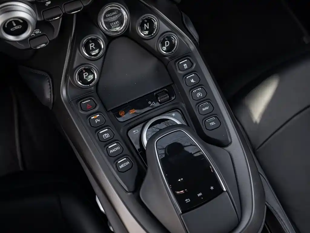 ASTON MARTIN V8 VANTAGE