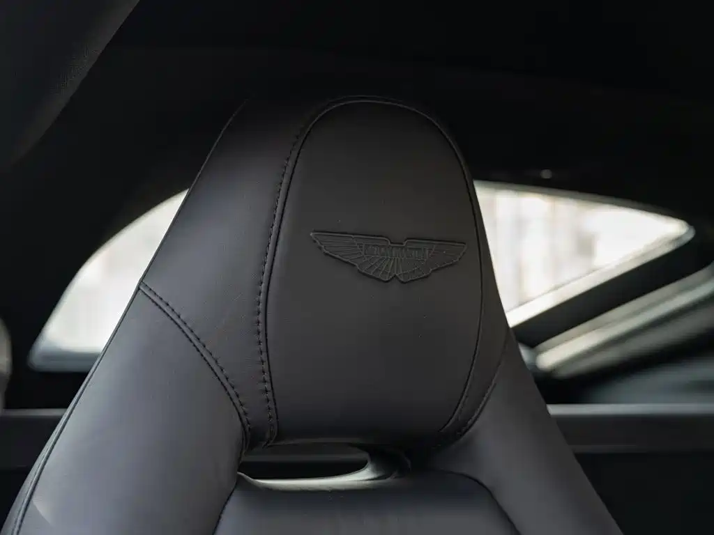 ASTON MARTIN V8 VANTAGE