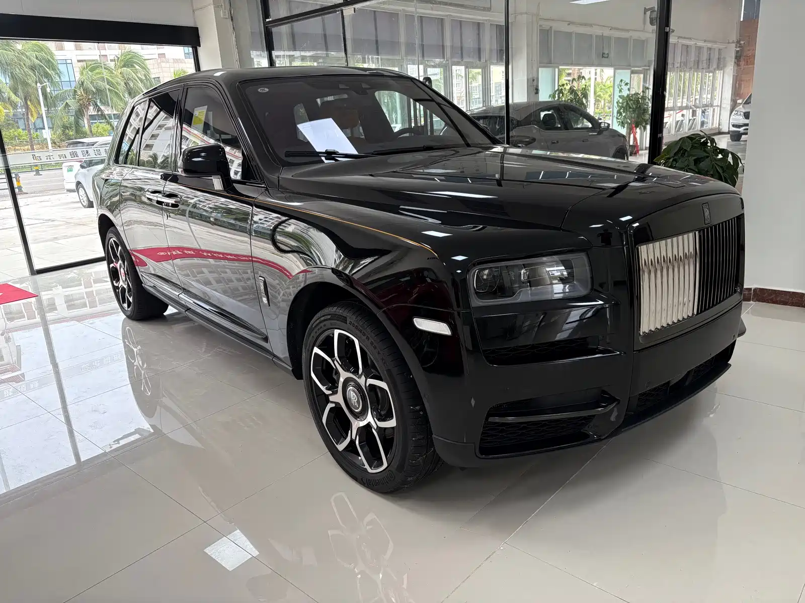 Фото 6 - Rolls-Royce Cullinan