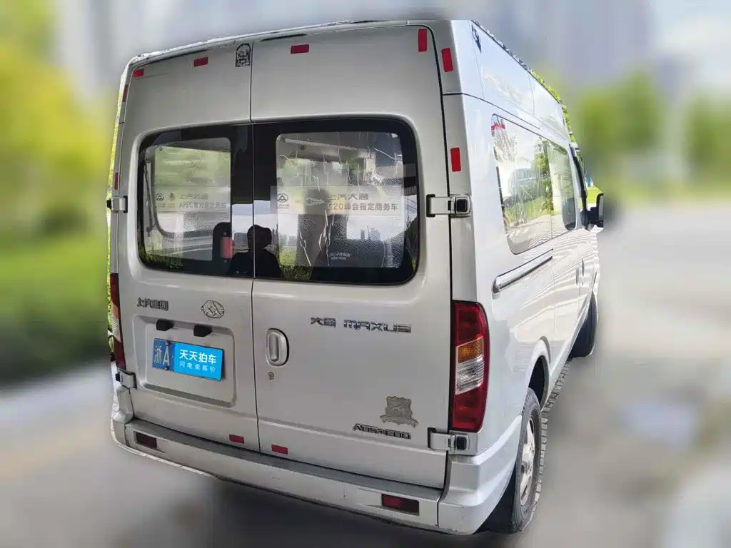 SAIC Maxus Xintu V80 2016 2017 2.5T 6-speed manual Aoyun Tong China V short wheelbase medium roof 5/6/10 seats